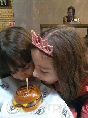 Hb  Hamburgueria E Cia