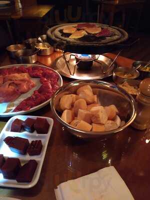 Maximilia Fondue & A La Carte