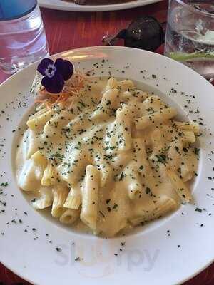 Petit Cannelé Bistro