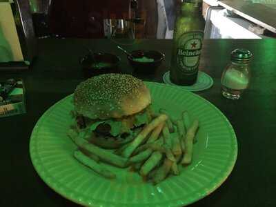 572 Cafe & Cocktail Bar