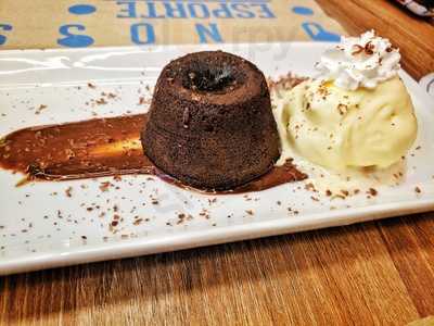 La & Ca Burgers Sports Bar