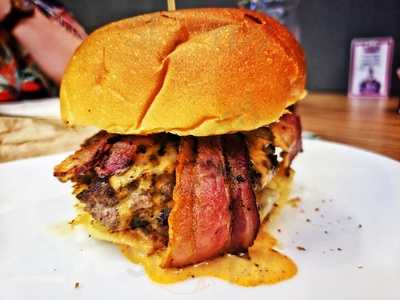 La & Ca Burgers Sports Bar