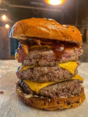 Raro Burger & Friends