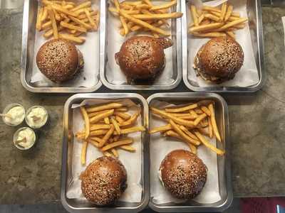 Raro Burger & Friends