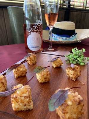 Acqua Bistro & Wine Bar