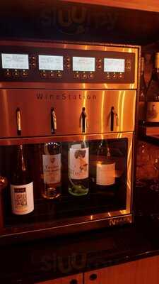 Cave De Solís Empório & Wine Bar