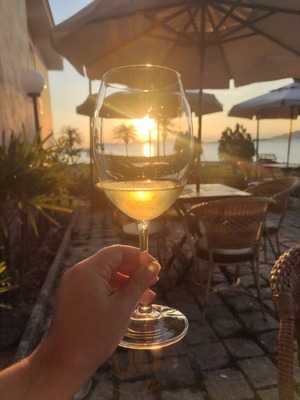 Cave De Solís Empório & Wine Bar