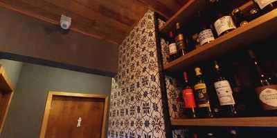 Cave De Solís Empório & Wine Bar