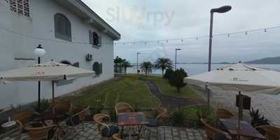 Cave De Solís Empório & Wine Bar