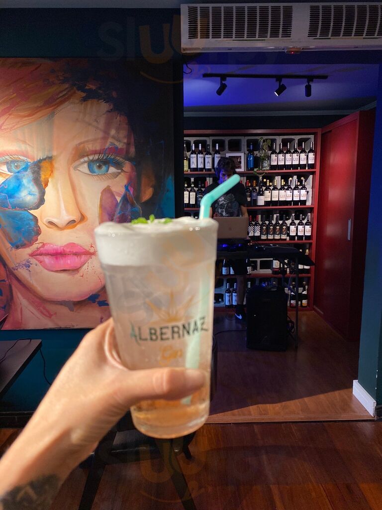 Momentum Lounge Café