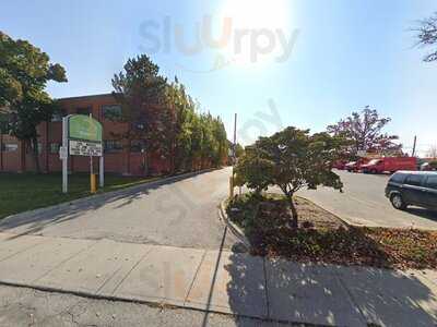 Momo's At The Market