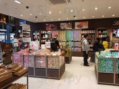 Lindt Chocolate Shop - Masonville