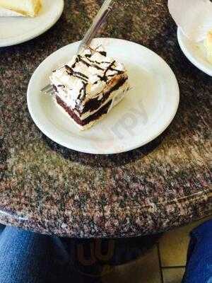 Veneto's Cake & Pastries