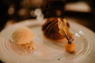 Les Coudes Sur La Table