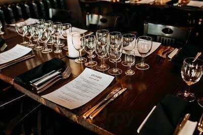 Les Coudes Sur La Table