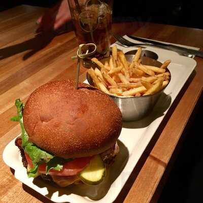 Earls South Edmonton Commons