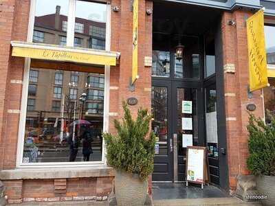 Le Papillon On Front