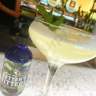 Place Deschamps Bar A Vin