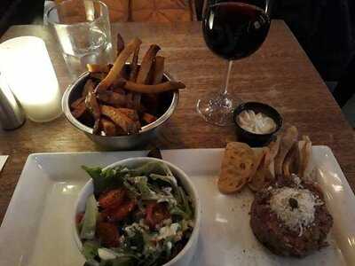 Le Saloon Bistro Bar