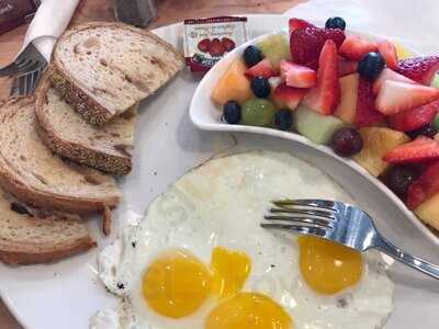 Sunny Morning Breakfast & Lunch