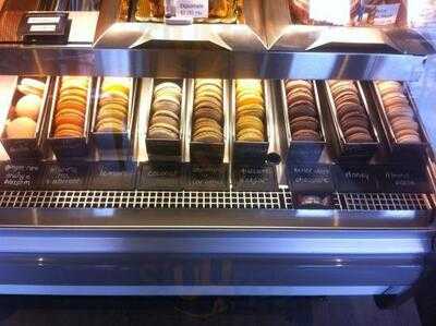 Macarons Et Madeleines