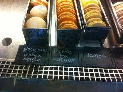 Macarons Et Madeleines