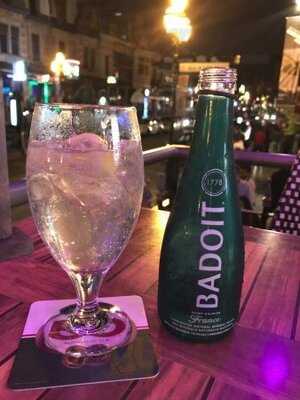 Sir Winston Churchill Pub Complex