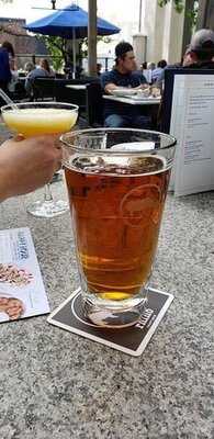 Earl's Restaurant & Lounge