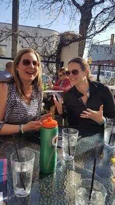 Earl's Restaurant & Lounge