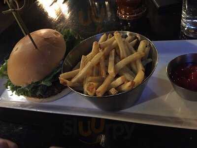 Earl's Restaurant & Lounge