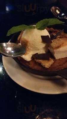 Earl's Restaurant & Lounge