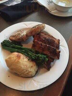 Mano's Restaurant & Lounge