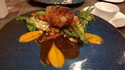 Reflect Social Dining + Lounge