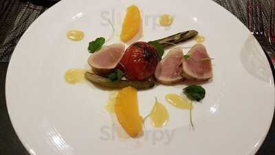 Reflect Social Dining + Lounge