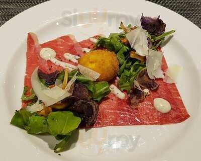 Reflect Social Dining + Lounge