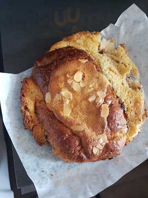 Boulangerie Artisanale Et La Porteuse De Pain