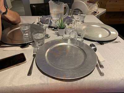 Les Champagne Restaurant Bar