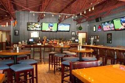 Pluckers Wing & Crab Shack