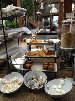 Atrium Cafe & Skylight Lounge