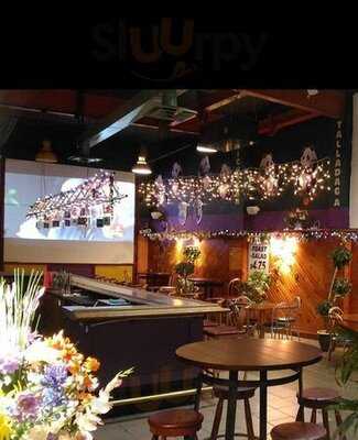 Qq Restaurant & Lounge