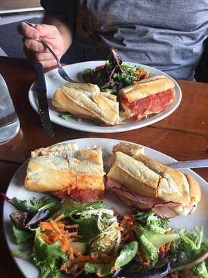 La Creme De La Creme Cafe