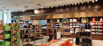 Lindt Chocolate Shop - Edmonton Outlet Collection