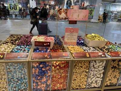 Lindt Chocolate Shop - Edmonton Outlet Collection