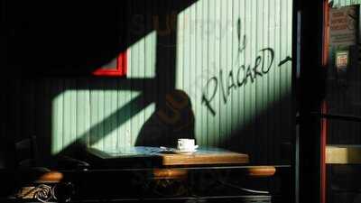 Le Placard - Cafe Bistro