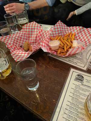 Ein-stein Cafe & Pub