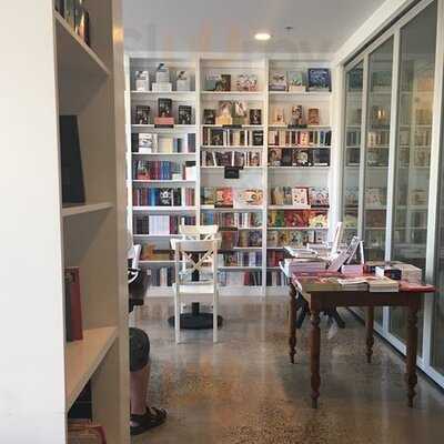 Chez L'editeur - Cafe Litteraire