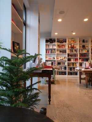 Chez L'editeur - Cafe Litteraire