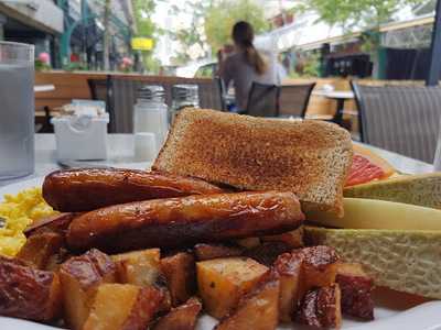 Cafe De L`apothicaire