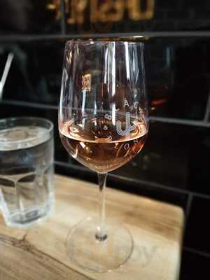 Le Black And Blond Pub Sante