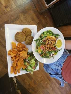 Le Black And Blond Pub Sante